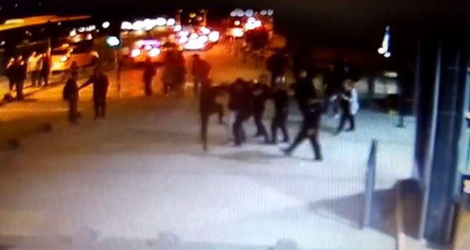Üniversite güvenlik görevlilerinin yaralandığı  kavga anı kamerada