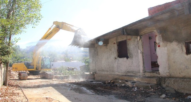 Kartal’da 20 gecekondu kentsel dönüşüm için yıkıldı