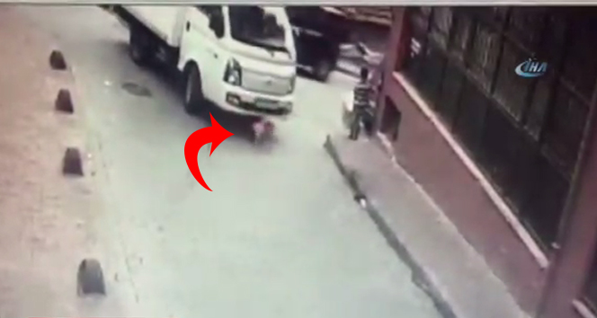 2 yaşındaki çocuk sokakta oynarken üzerinden kamyonet geçti