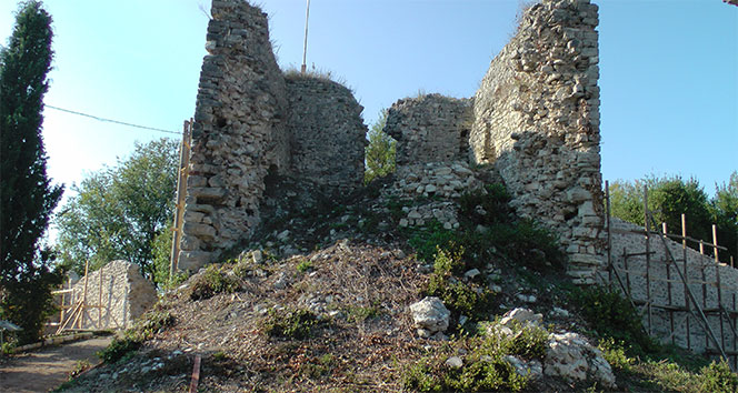 Tarihi Ceneviz kalesi gün yüzüne çıkıyor