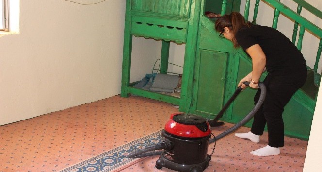 Gençlik Liderleri köy camisinde temizlik yaptı