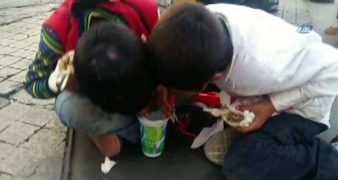 Suriyeli iki kardeş, tek ayranı pipet ile paylaştı