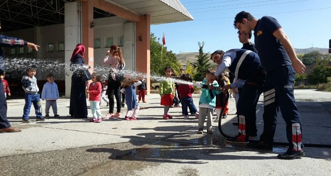 Miniklerden Dinar Belediyesi itfaiye amirliğine ziyaret