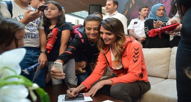 Survivor Merve Aydın Trabzon’da çocuklarla buluştu