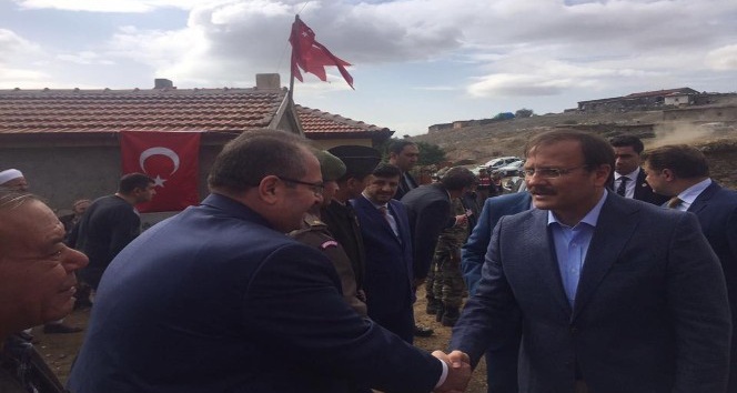 Başbakan Yardımcısı Çavuşoğlu’ndan şehit ailesine ziyaret