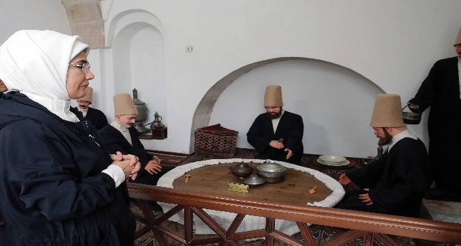 Emine Erdoğan, Afyonkarahisar’daki tarihi cami ve müzeyi ziyaret etti
