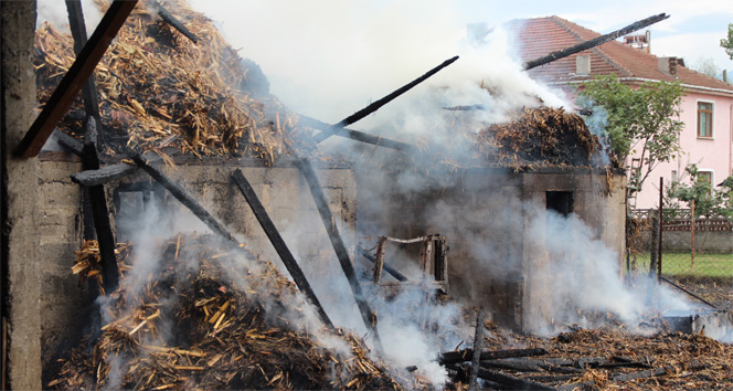 Sakarya&#039;da samanlık yandı, 3 kişi dumandan etkilendi