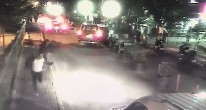 Okmeydanı’nda hasta karşılama görevlisine yapılan silahlı saldırı kamerada