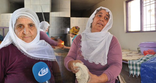 Samanlığı fırına dönüştüren ev kadını, ilçenin ekmeğini çıkarıyor