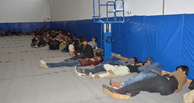 44 kişilik otobüste 144 kaçak göçmen çıktı