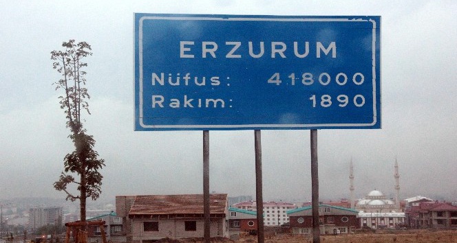 Erzurum’un yüksek kesimlerine mevsimin üçüncü karı yağdı