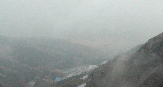 Erzurum’un yüksek kesimlerine mevsimin üçüncü karı yağdı
