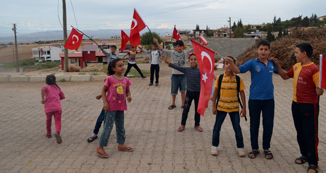 Suriye sınırındaki evlere Türk bayrağı asıldı