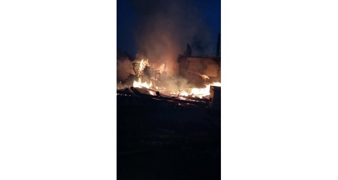 Bolu’da çıkan yangında 2 ev kül oldu