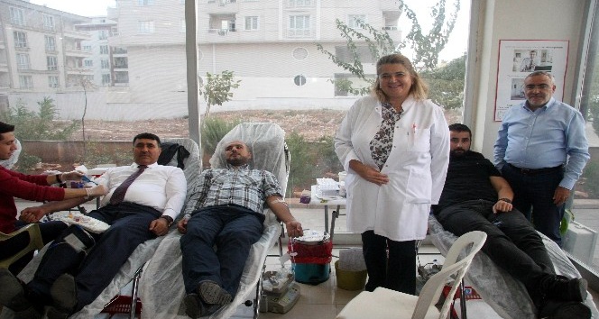 AK Partililer kan bağışında bulundu