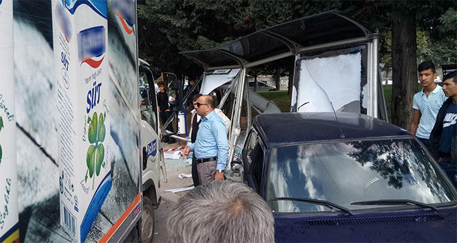 Ataşehir&#039;de kamyonet otobüs durağına daldı: 1 öğrenci yaralandı