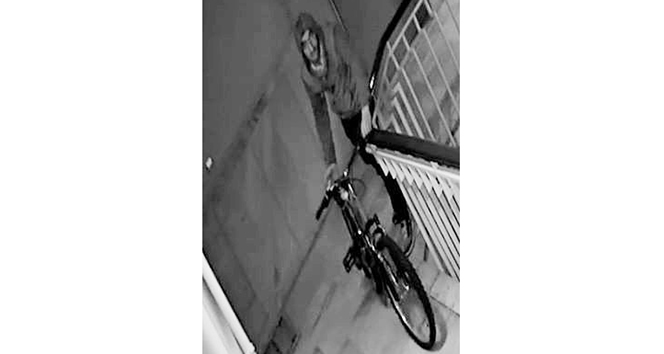 Kamerayı fark eden şaşkın hırsız, bisikleti geri bıraktı