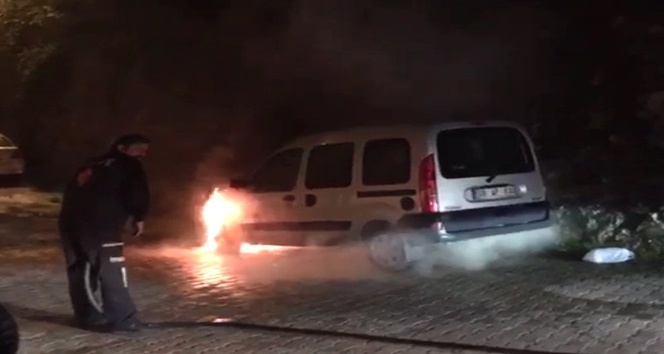 Artvin’de park halindeki araç alev alev yandı