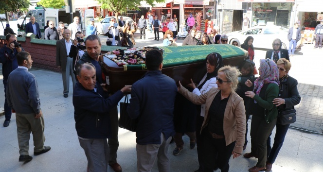Evlatları tarafından öldürülen annenin cenazesini kadınlar omuzladı