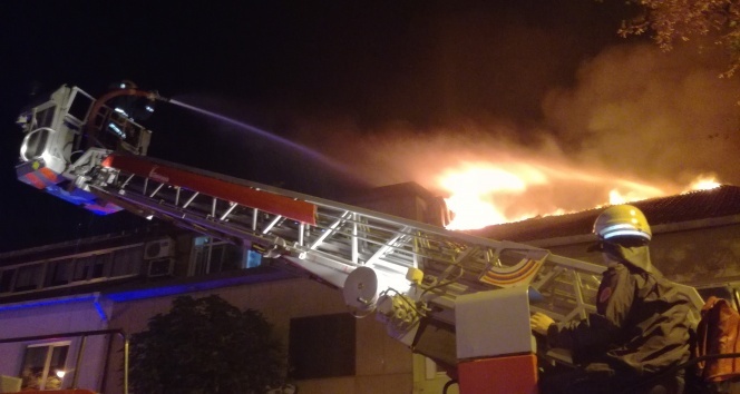 Levent’te iş yerinin çatısında çıkan yangın paniğe neden oldu