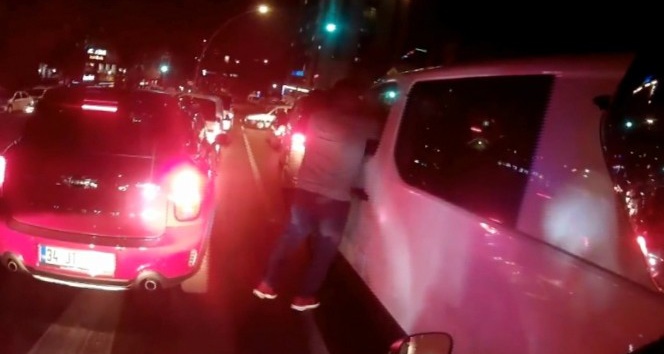 (Özel Haber)  Işıklarda duran sürücünün yumruklu saldırıya uğradığı o anlar kamerada