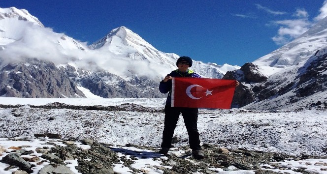 7 bin 10 metrede Türk Bayrağı’nı dalgalandırdı