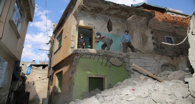 Siirt’te dar sokakta bulunan metruk binalar insan gücüyle yıkılıyor