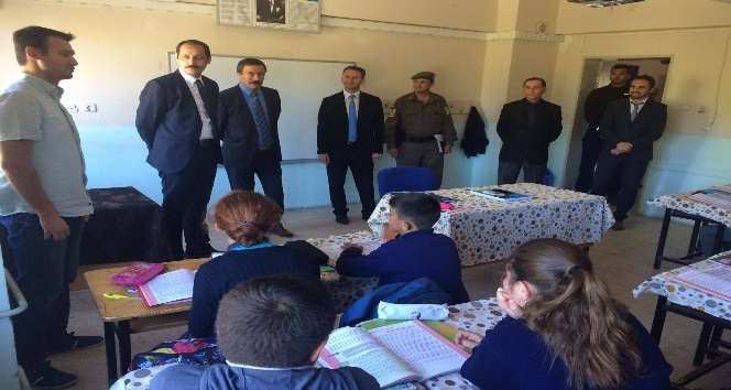 Kaymakam Karabektaş okulları geziyor