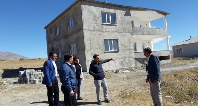 Bitlis AFAD Müdürü Balkan, EYY modeli ile yapımı devam eden afet konutlarında incelemelerde bulundu