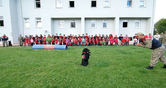 Narkotik köpeği ’Uydu’ öğrencilerden alkış topladı