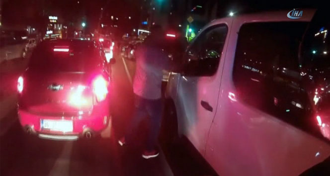 Işıklarda duran sürücünün yumruklu saldırıya uğradığı o anlar kamerada
