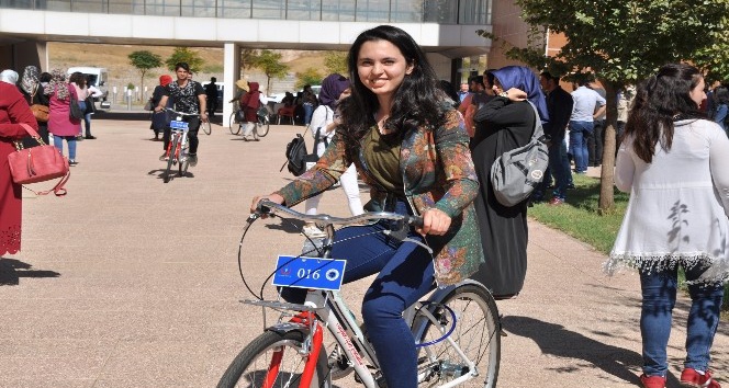 Üniversite öğrencileri bisikletle ücretsiz gezebilecek