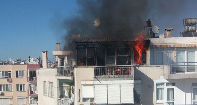 Antalya’da ev yangını mahalleyi sokağa döktü