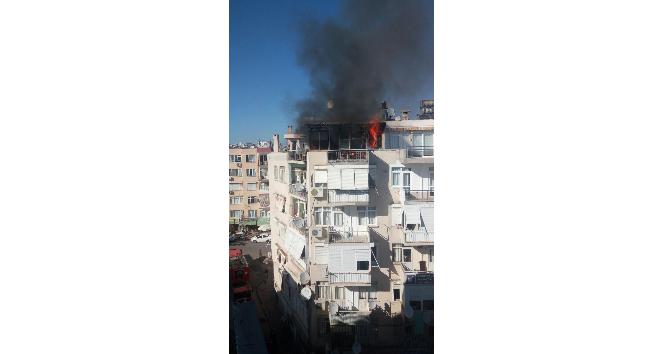 Antalya’da ev yangını mahalleyi sokağa döktü