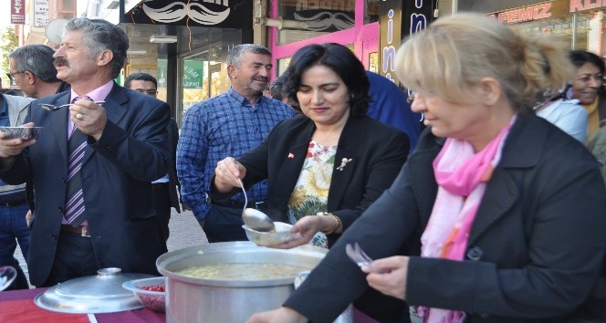 MHP Kadın Kolları Başkanlığı aşure ikram etti