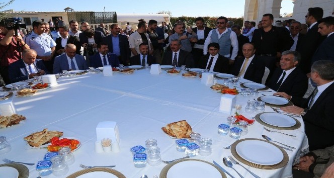 Abdullah Gül’ün onuruna verilen yemekte 50 koyun kesildi
