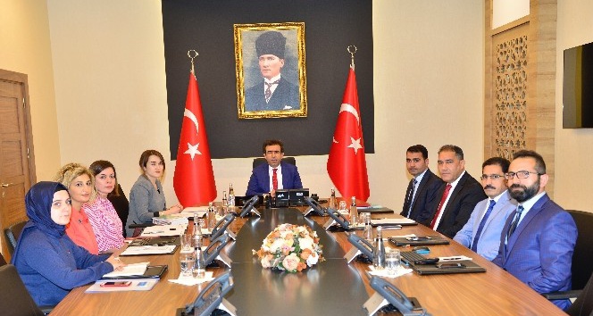 Vali Güzeloğlu, sosyal yapı analizi ve sosyal politikalar stratejisi toplantısına başkanlık etti