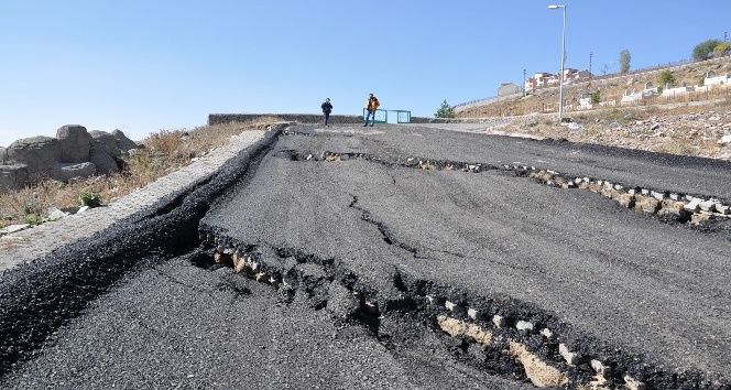 Kars’ta, çöken yol trafiğe kapatıldı
