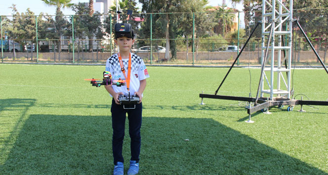 Dokuz yaşında profesyonel drone yarışçısı