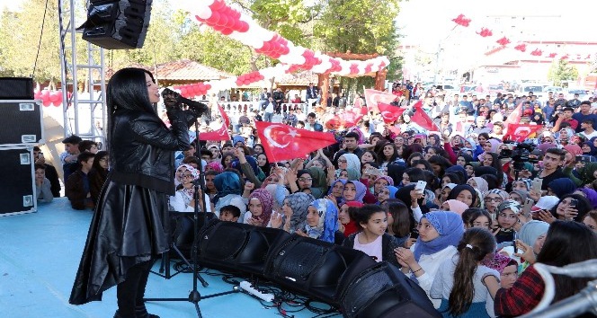 Niran Ünsal Çekerek’te konser verdi