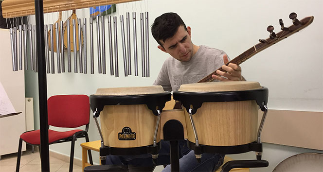 Otizmli Murat 10 farklı enstrüman çalıyor