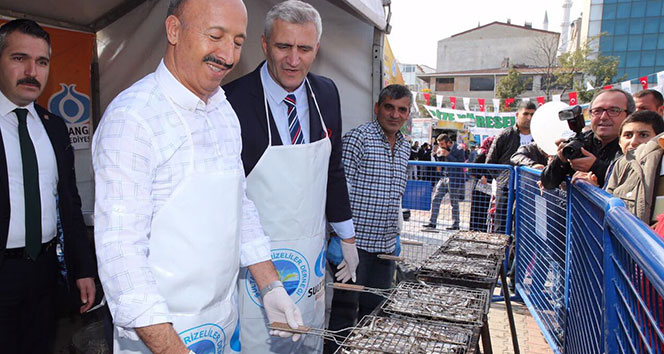 Sultangazi 2. Hamsi Festivali’nde 3 ton hamsi dağıtıldı