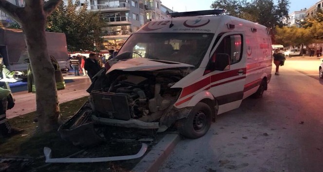 Otomobil ambulansla çarpıştı: 3 sağlık personeli yaralı