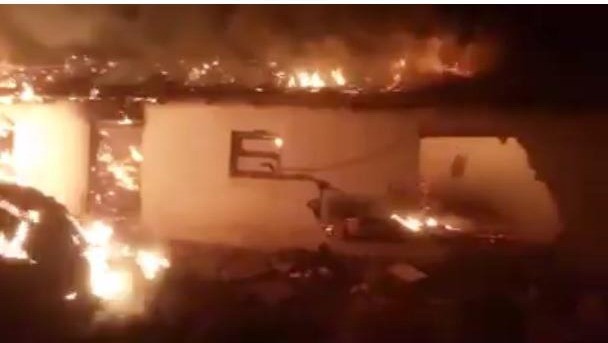 Gelibolu’da 2 ev, 1 ağıl yandı