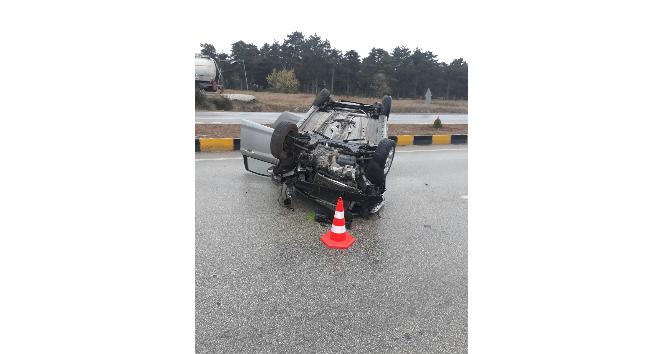 Kastamonu’da kayganlaşan zeminde otomobil takla attı: 2 yaralı