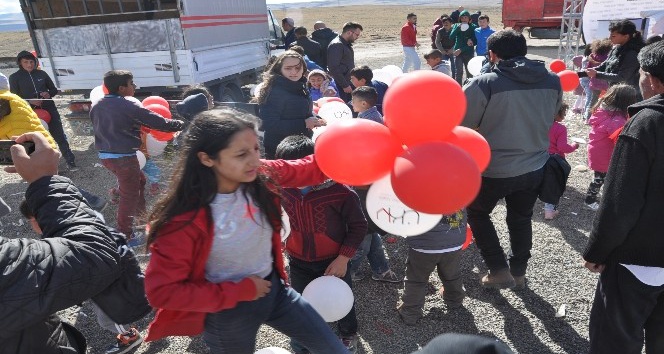 Çocukların balon kapma yarışı izdihama neden oldu