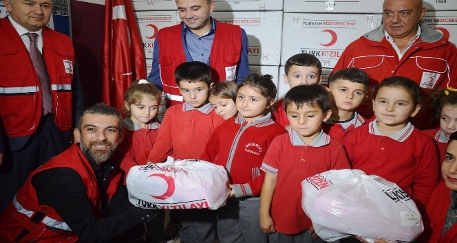 Türk Kızılayı’ndan 2 bin öğrenciye 6 bin çeşit hediye