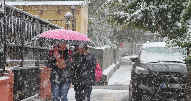 Ardahan kent merkezine yılın ilk karı yağdı