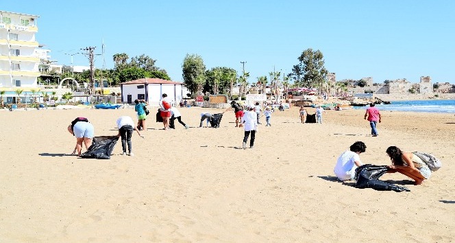 Avrupalı öğrenciler, işitme engellilerle birlikte Kızkalesi sahilini temizledi