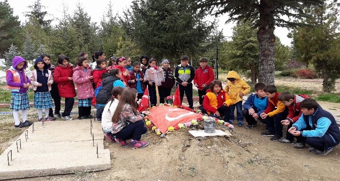 Yozgat’ta öğrenciler şehitliği ziyaret etti